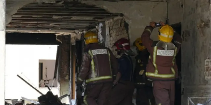 Els bombers d’Arenys participen en l'extinció i apuntalament de l’edifici de Premià de Mar on hi va haver una explosió
