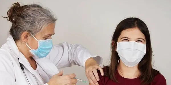 Els adolescents d’entre 12 i 15 anys ja poden vacunar-se contra la Covid-19