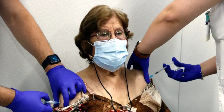 Sánchez anuncia una dosi de reforç de la vacuna contra la covid per als majors de 60 anys i personal sanitari