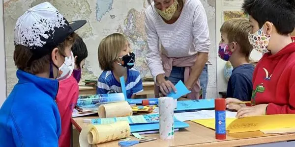 Educació espera vacunar a tot el personal dels centres educatius quan acabi el curs escolar