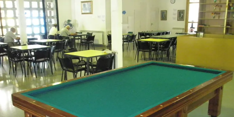 La sala del Casal de la Gent Gran ja disposa d'un billar