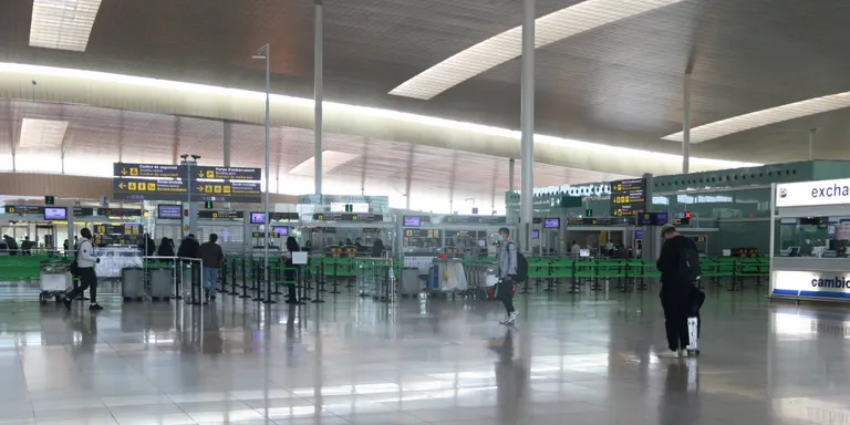 L'operació sortida de Setmana Santa a l'aeroport del Prat, sota mínims per la covid-19
