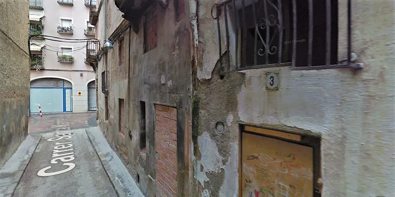 S’ensorra l’interior d’una casa deshabitada al carrer santa Marina de Valls