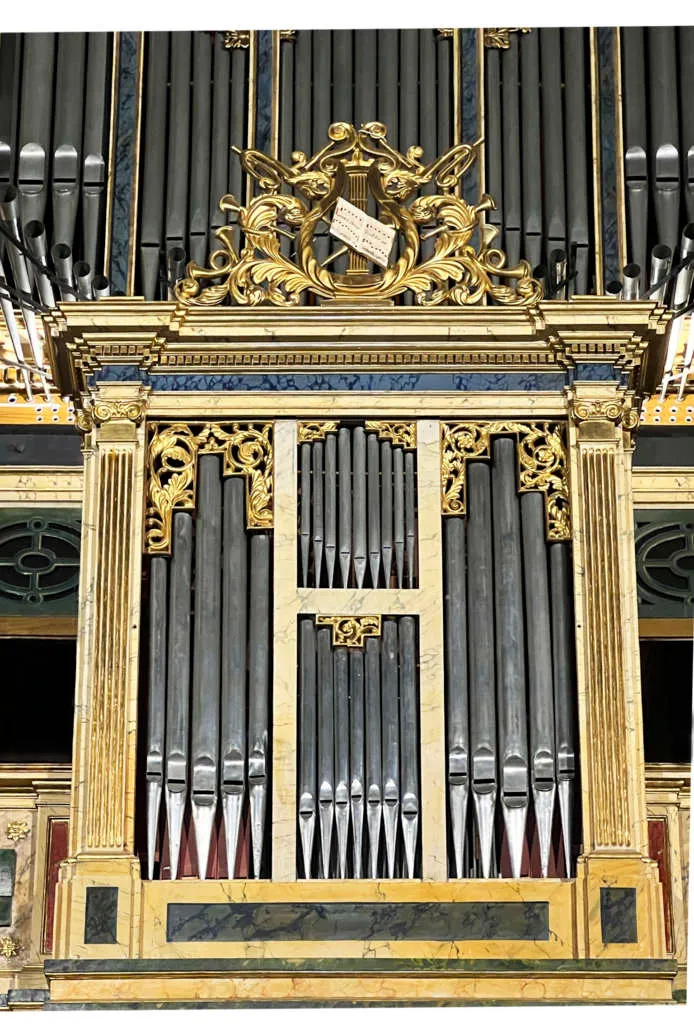 La Comissió Orgue de Solsona completa la restauració de l'instrument posant la nova porta d'accés amb els noms dels col·laboradors