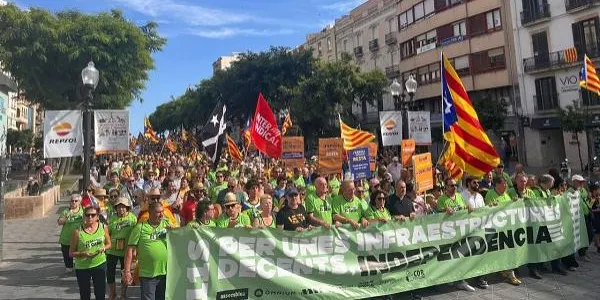 Tarragona reclama un millor servei ferroviari en la manifestació de la Diada de Catalunya