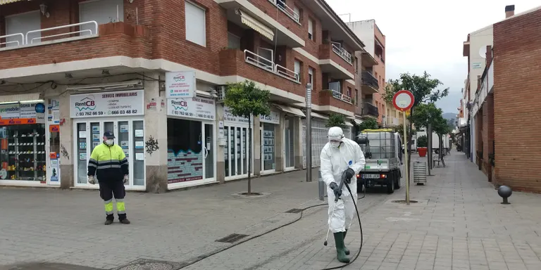 Tots els esforços dels Serveis Municipals es centren en la desinfecció de carrers i mobiliari urbà