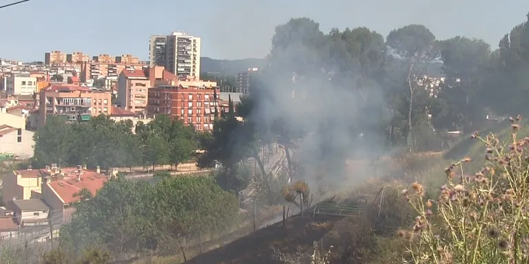 Controlat un incendi de matolls a Can Fatjó