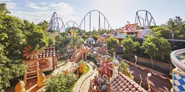 El sector turístic de Tarragona es mostra tranquil davant d’una possible venda de PortAventura