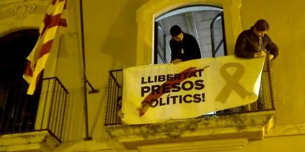 La pancarta ‘Llibertat presos polítics’ presideix el balcó de l’Ajuntament d’Altafulla durant la concentració de l’ANC