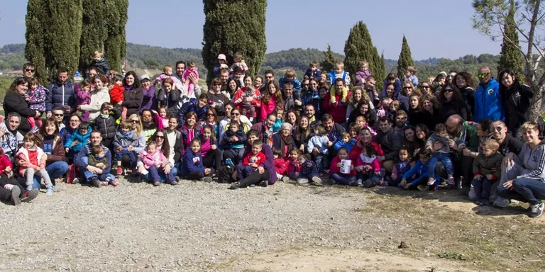 La comunitat educativa de La Lluna fa una passejada d'aniversari