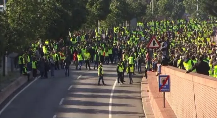 Els taxistes han tallat la ronda Litoran en els dos sentits de la marxa ( Foto: 3/24 )