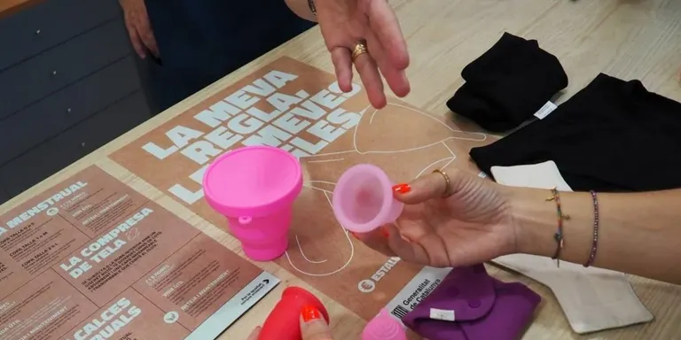 Les farmàcies arenyenques ja reparteixen els productes reutilitzables per la menstruació