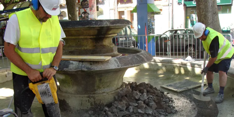 Obres a la font del passeig Joan Brudieu per renovar el sortidor i l'enllumenat