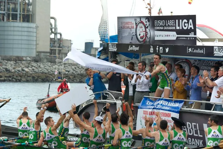 LA BANDERA PETRONOR DESCANSA YA EN HONDARRIBIA