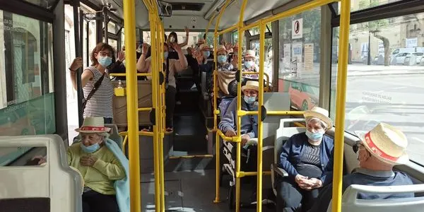 Avis i àvies de Montserrat Cuadrada gaudeixen d’un passejada amb el bus urbà