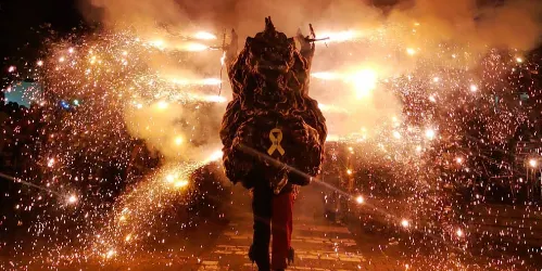 La Godra, la bèstia de foc del Ball de Diables de Caldes, guanya dos premis al concurs d’enceses Calafell Fire Festival