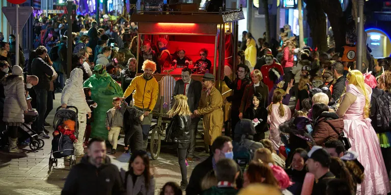 Unes 400 persones omplen els carrers de Caldes de gresca a la rua de Carnestoltes