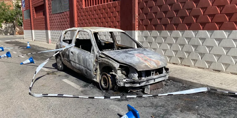 Cremat completament un turisme al carrer Montoliu