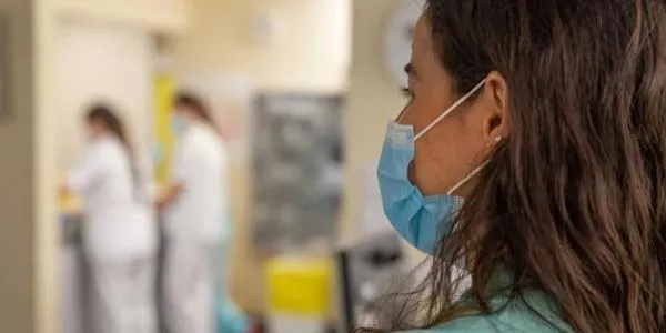 La mascareta torna a ser obligatòria als centres sanitaris de Catalunya per l'increment dels virus respiratoris