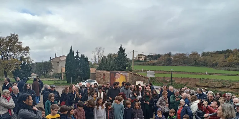 Unes 300 persones celebren el centenari de l'escola de Llobera
