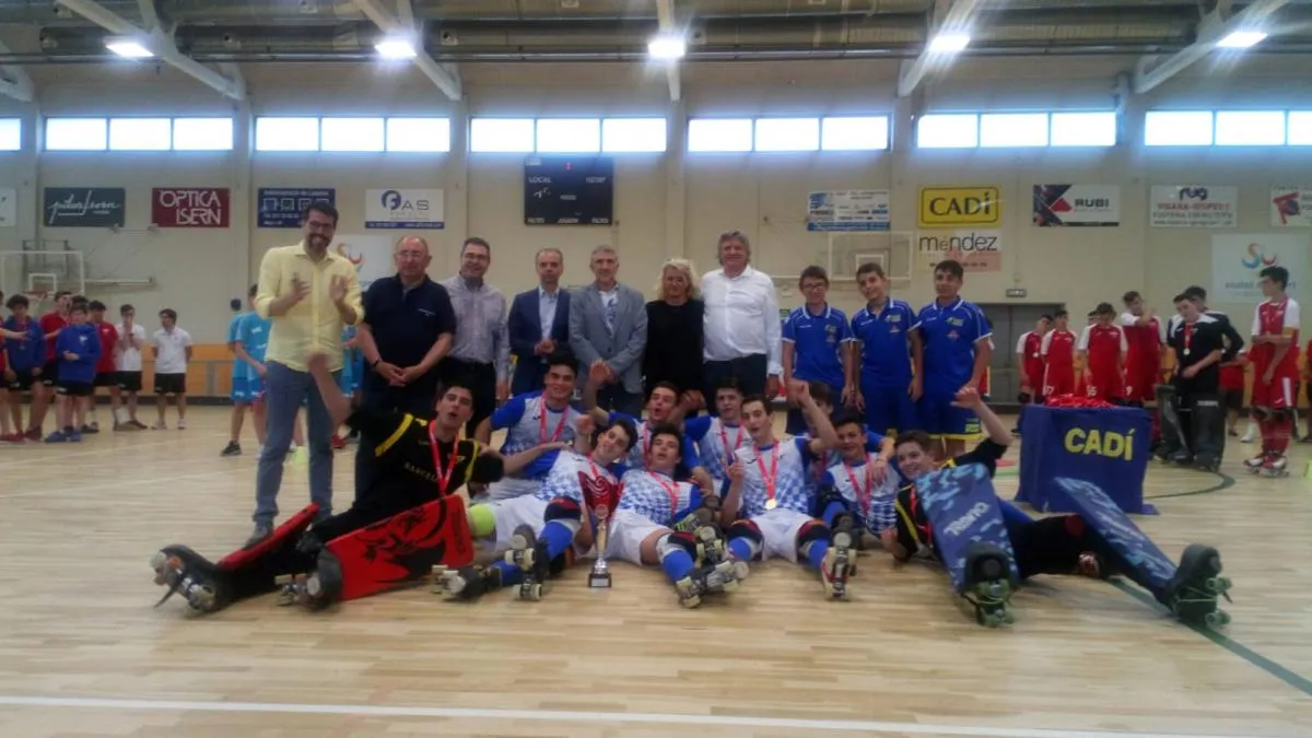 Lliurament a la selecció infantil de Barcelona A del títol de campions de Catalunya d'hoquei (Foto: FCP)