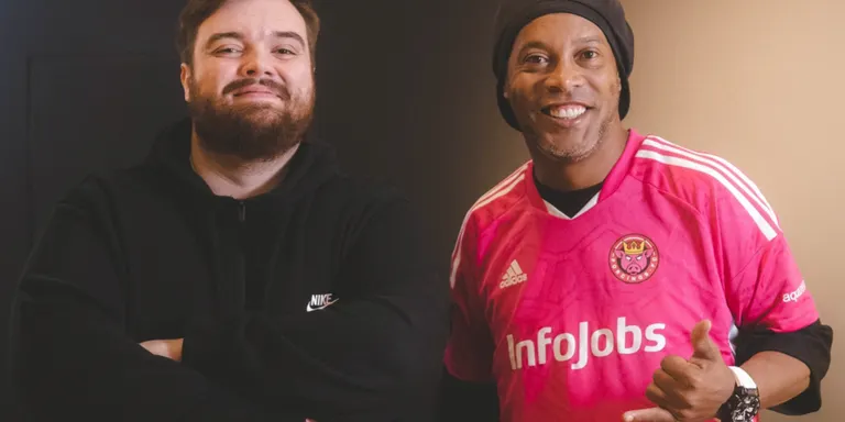 Ronaldinho es torna a posar les botes