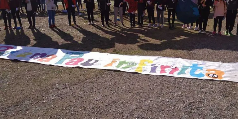 L'INS Ribera del Sió celebra el DENIP amb un símbol de pau infinit