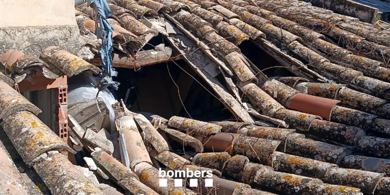 S'esfondra part de la coberta d'un edifici a Figueres i desallotgen cinc veïns per precaució