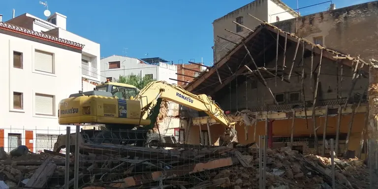 Comença l'enderroc de l'antic Cafè de Dalt