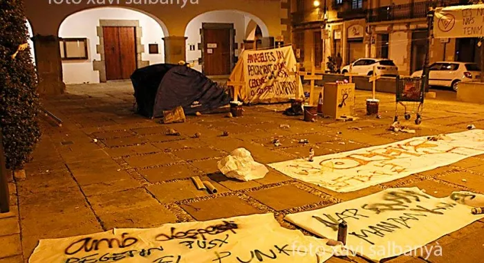 La plaça de l'Ajuntament va aparèixer plena de pancartes (foto: Xavi Salbanyà )