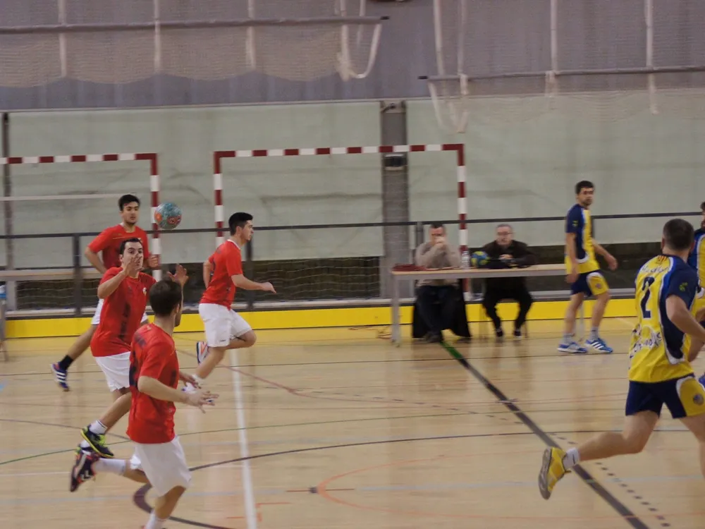Toca lluitar fins el final per a l'Handbol Rubí / Arxiu