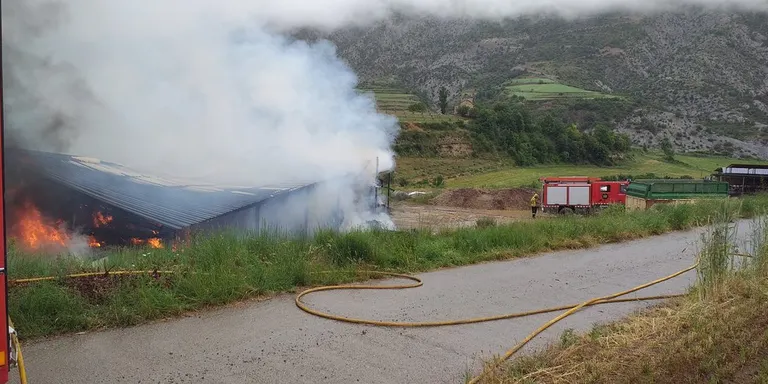 Incendi en un paller a Cabó