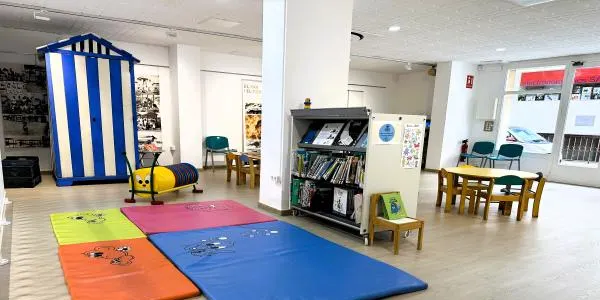 La Biblioteca de Baix a Mar de Torredembarra modernitza l'interior amb un nou paviment resistent al salnitre