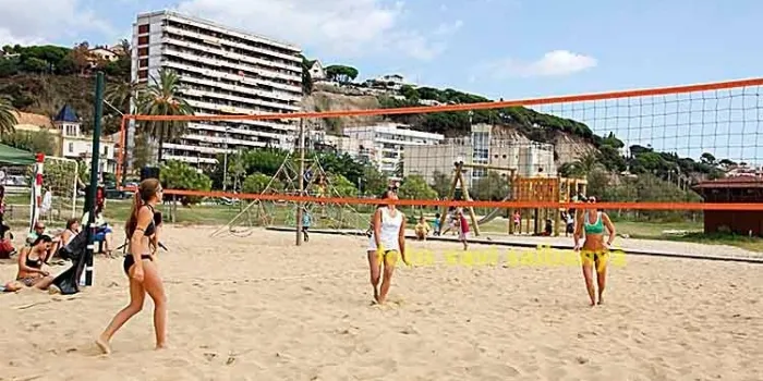 Bon paper dels equips arenyencs en el torneig Mònica Sobrino, de Volei Platja