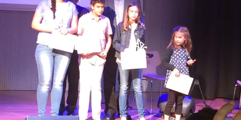 Laia Turu, de l'Escola Pau Claris, rep un premi Sambori 2014 d'Òmnium Cultural