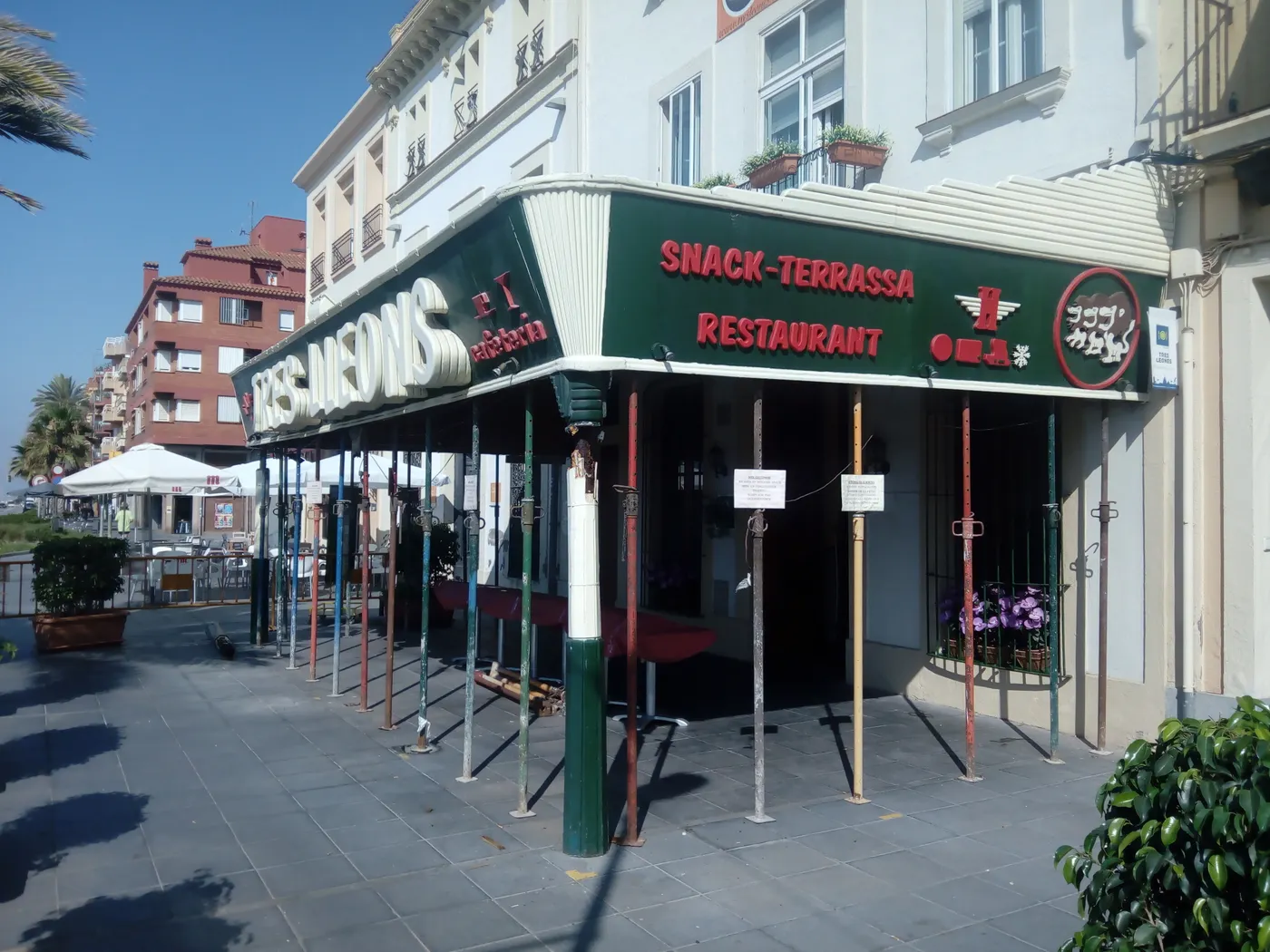 Ja han començat els treballs de recuperació de la marquesina del restaurant <i>Tres Leones</i>