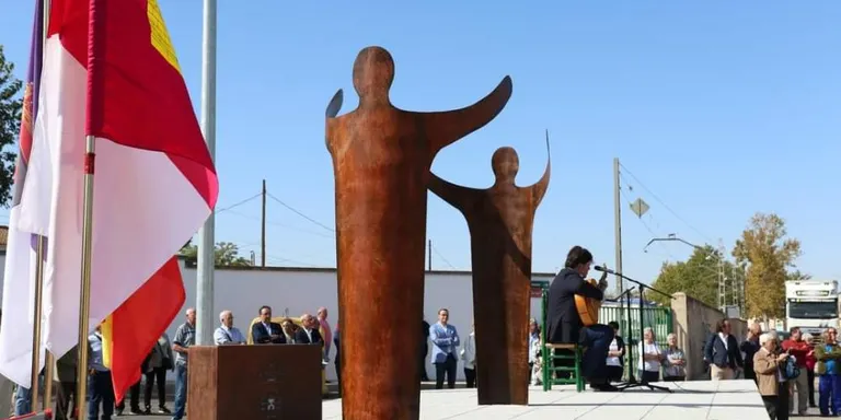 Expedició vilassarenca en la inauguració del monument a l’emigrant absent, a Daimiel