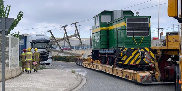 Un accident d'un camió que transportava mercaderies especials fa caure una torre elèctrica al Polígon de Constantí