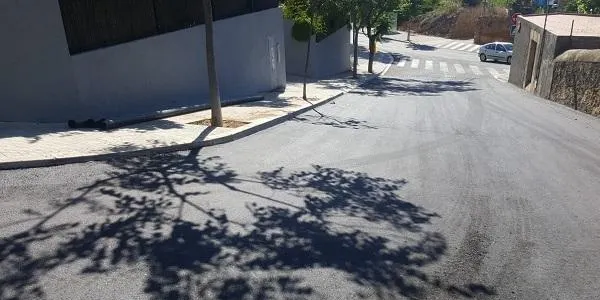 La Baixada Rigalt ja llueix asfaltat i voreres noves