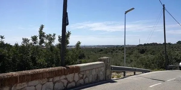 S’instal·len tres fanals solars dotats amb tecnologia LED a l’entrada de Brises del Mar
