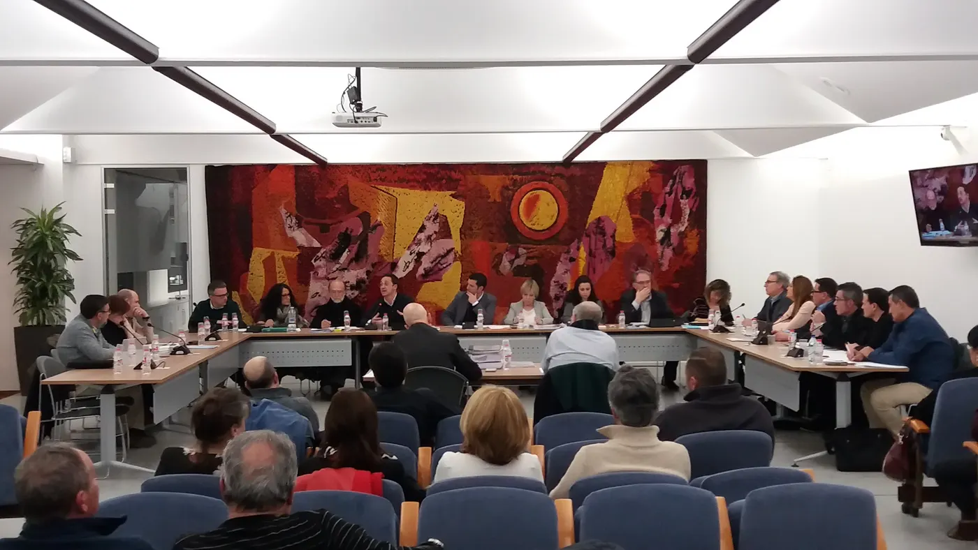 El ple de Pineda aprova un conveni urbanístic per enderrocar un edifici a primera línia de mar a Poblenou