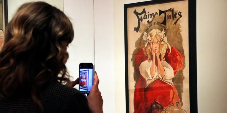 Una exposició mostra a Lleida més d'un centenar de peces d'artistes de l'edat d'or del cartell modern