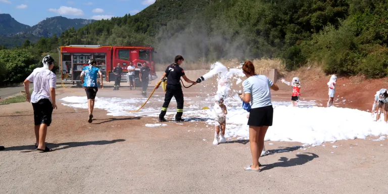 Els infants dels pobles afectats per l'incendi de Paüls aprenen a reconduir la por al foc jugant amb els Bombers