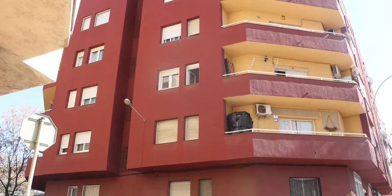 Desallotgen setze persones d'un bloc de Blanes per una esquerda