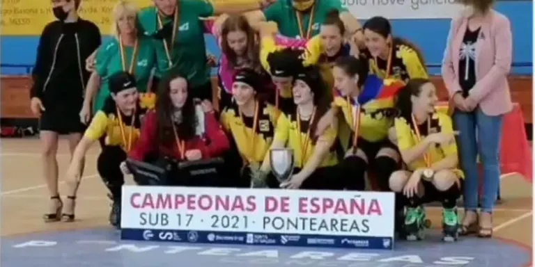 b"El Matar\\xf3, amb dues jugadores i l'entrenador que s\\xf3n d'Arenys de Munt, guanya el campionat d'Espanya sub-17 d'hoqu"