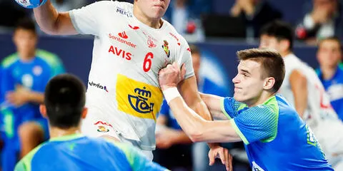 Arnau Fernandez (11 gols) i Jan Gurri (6) porten la selecció hispana jovenil d'handbol al bronze europeu