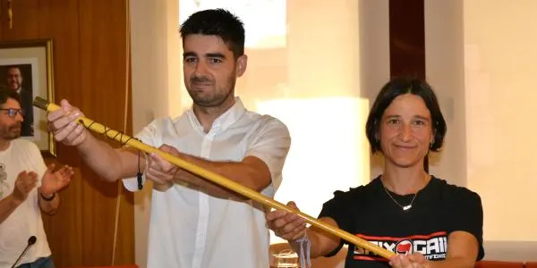 Jordi Molinera i Alba Muntadas agafen la vara de l'alcaldia d'Altafulla