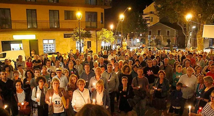 La plaça de l'Ajuntament torna a omplir-se en una segona concentració per rebutjar l'empresonamen