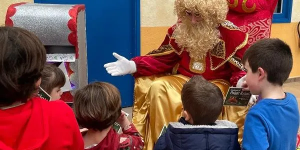 Els infants de Roda de Berà juguen a trobar el patge reial, com a preludi de la nit de Reis