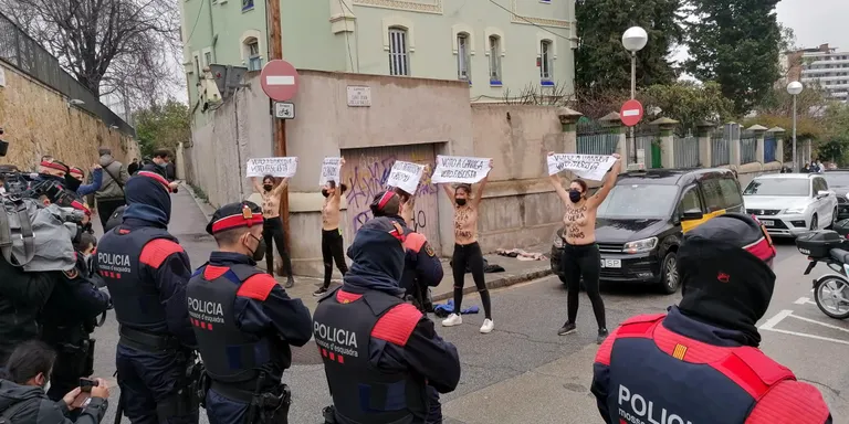 Feministes de Femen protesten en el col·legi on ha votat el candidat de Vox
